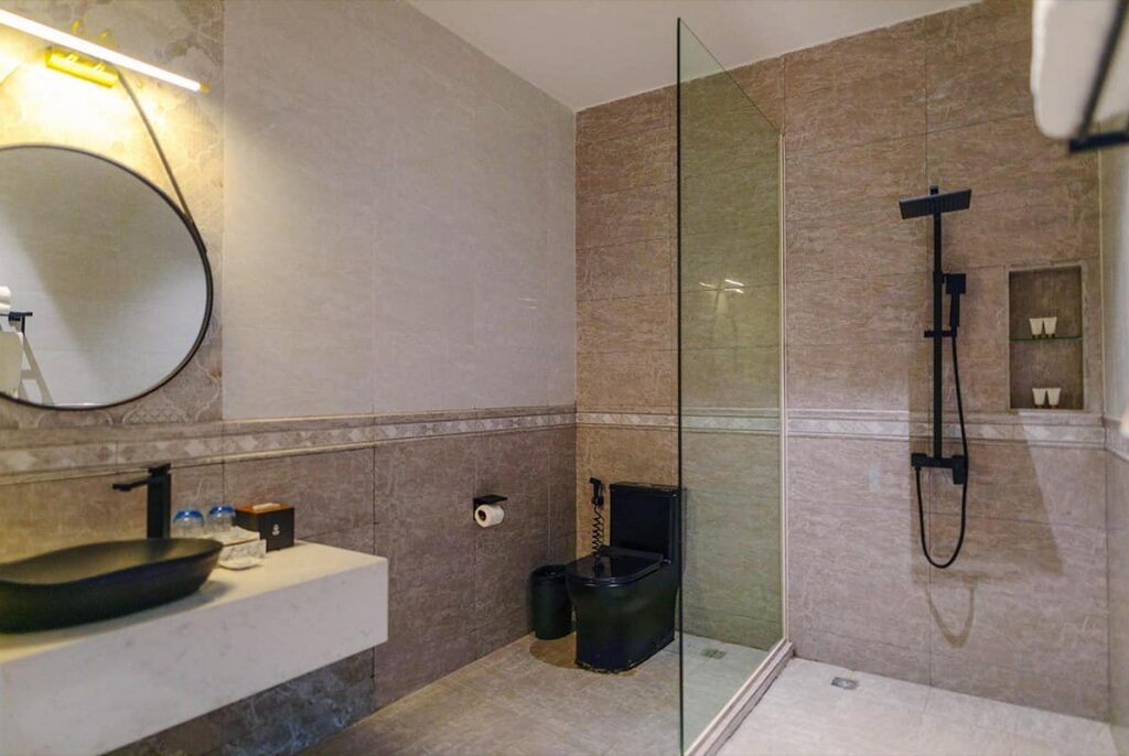 Deluxe King Room bathroom