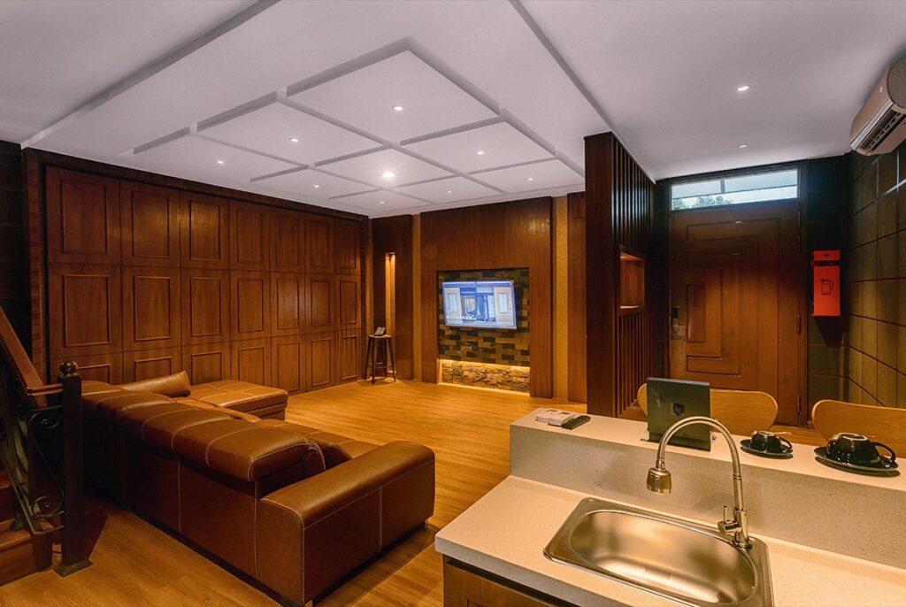 Living room of the Luxury Duplex Room with a leather sofa